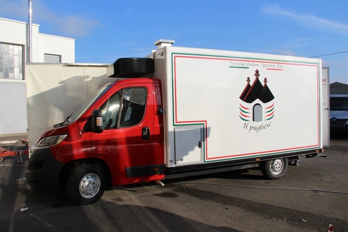 CAMION TRAITEUR & EPICERIE - VITRINE 3 M - 23 000KM - 1183€ HT/mois