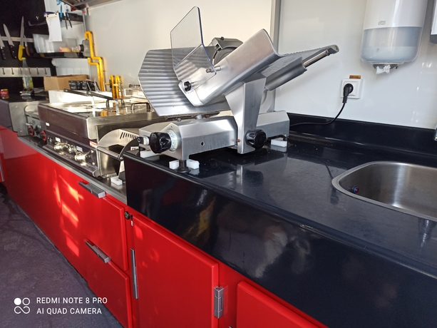 Remorque magasin rôtisserie charcutier traiteur Food truck ( caravi )