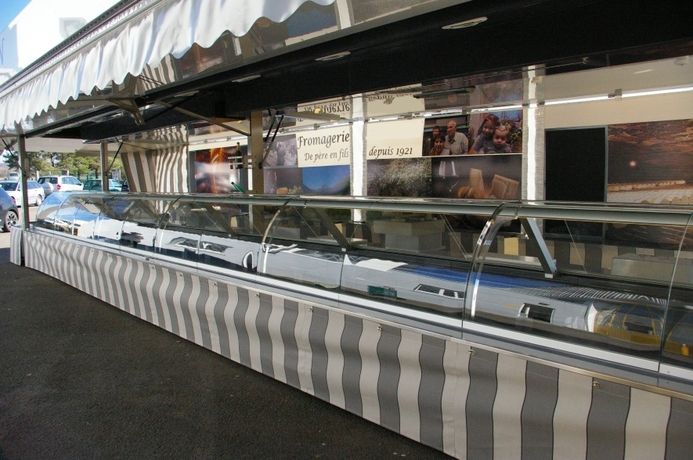 R. 11+2 remorque vitrine